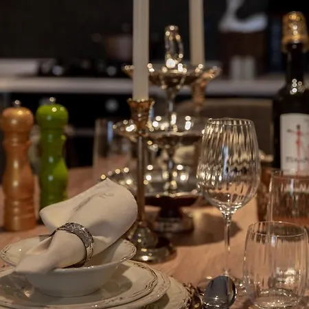 Deluxe Marine House *